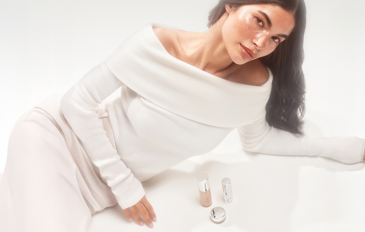 Frau mit Wake me up Complexion Enhancer und Wake me up Cream