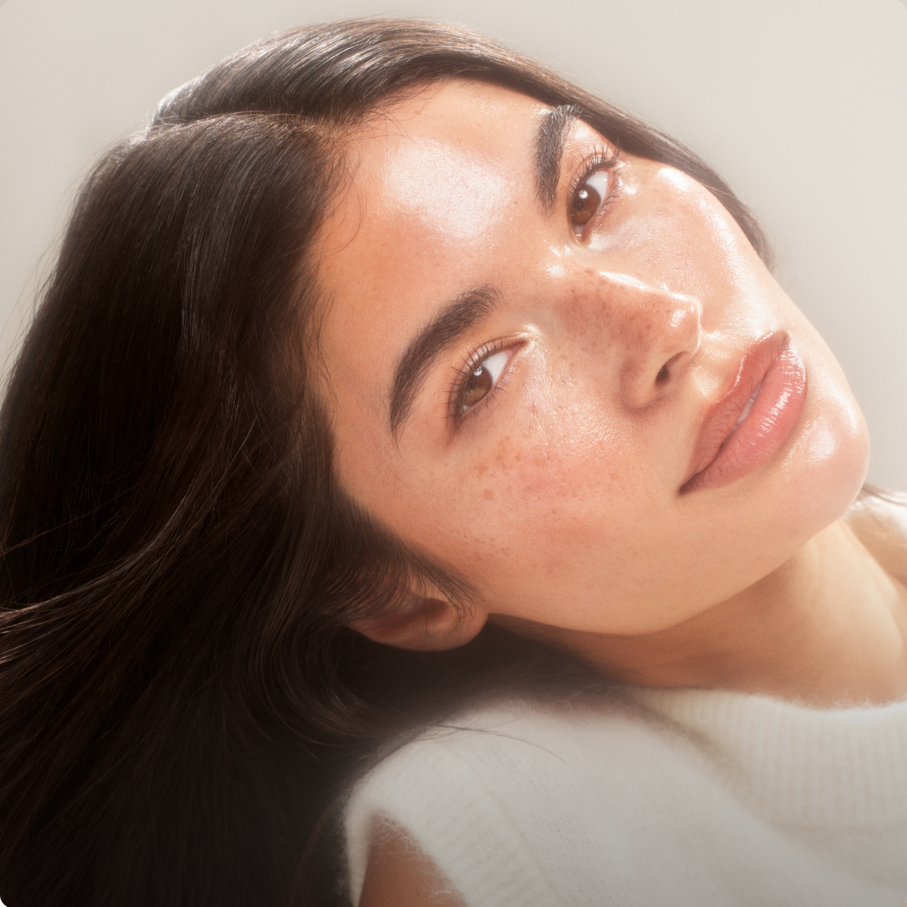 Frau mit Wake me up Complexion Enhancer