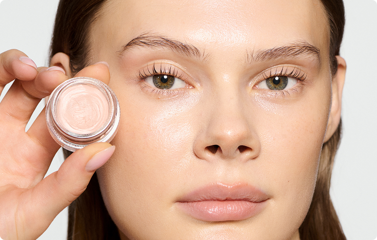 Frau mit Wake me up Cream und hält den Tiegel