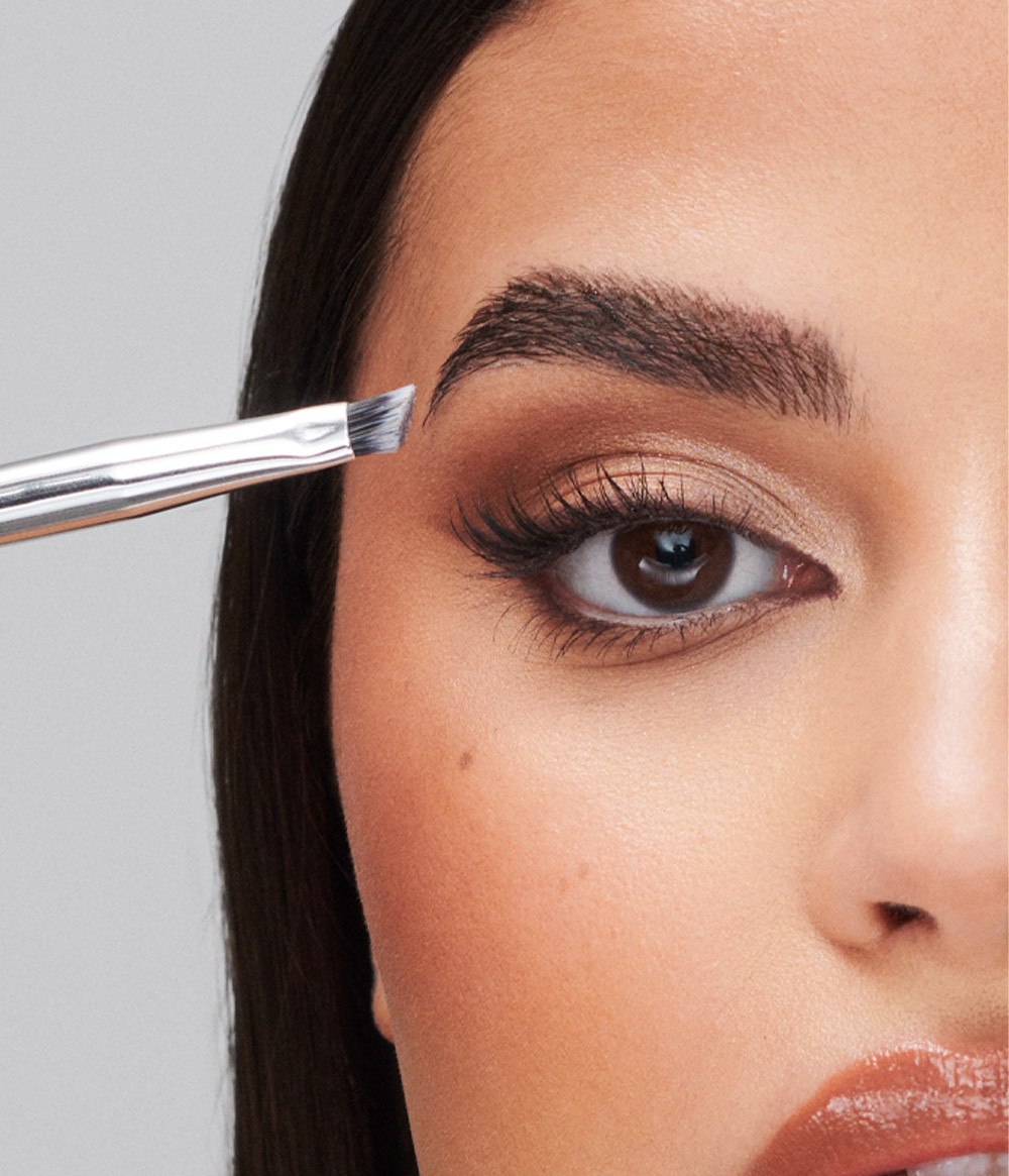 SUPER ANGLED BROW BRUSH 01