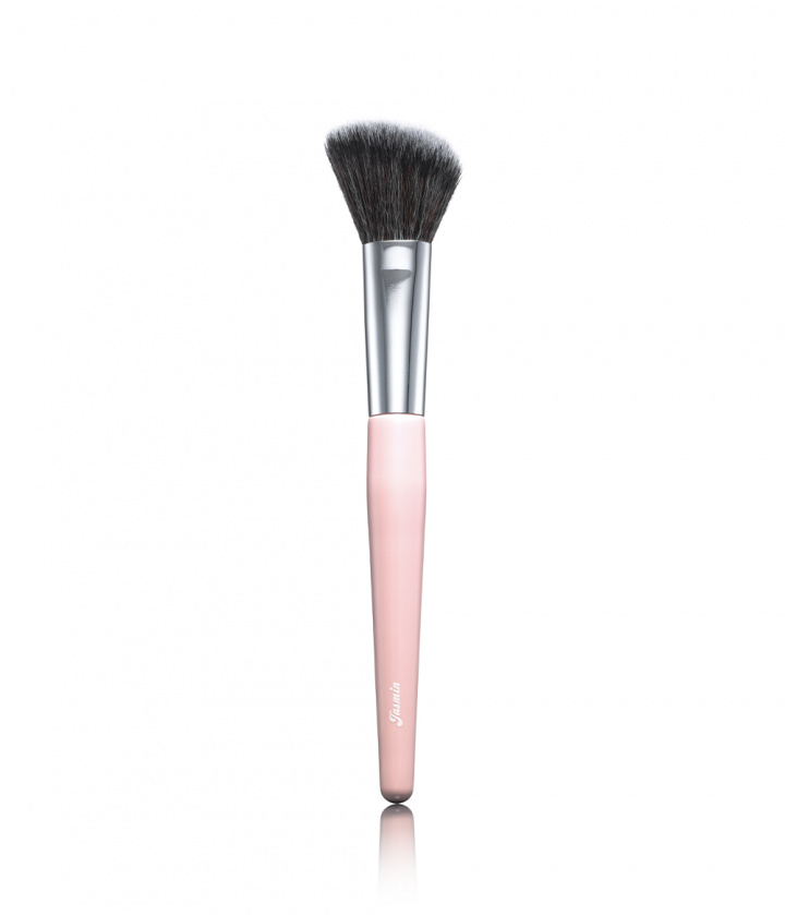 ANGLED BLUSH BRUSH 06 - LIMITED EDITION in der Gruppe PINSEL & ZUBEHÖR / PINSEL / Make-Up-Pinsel bei CAIA Cosmetics (CAI539)